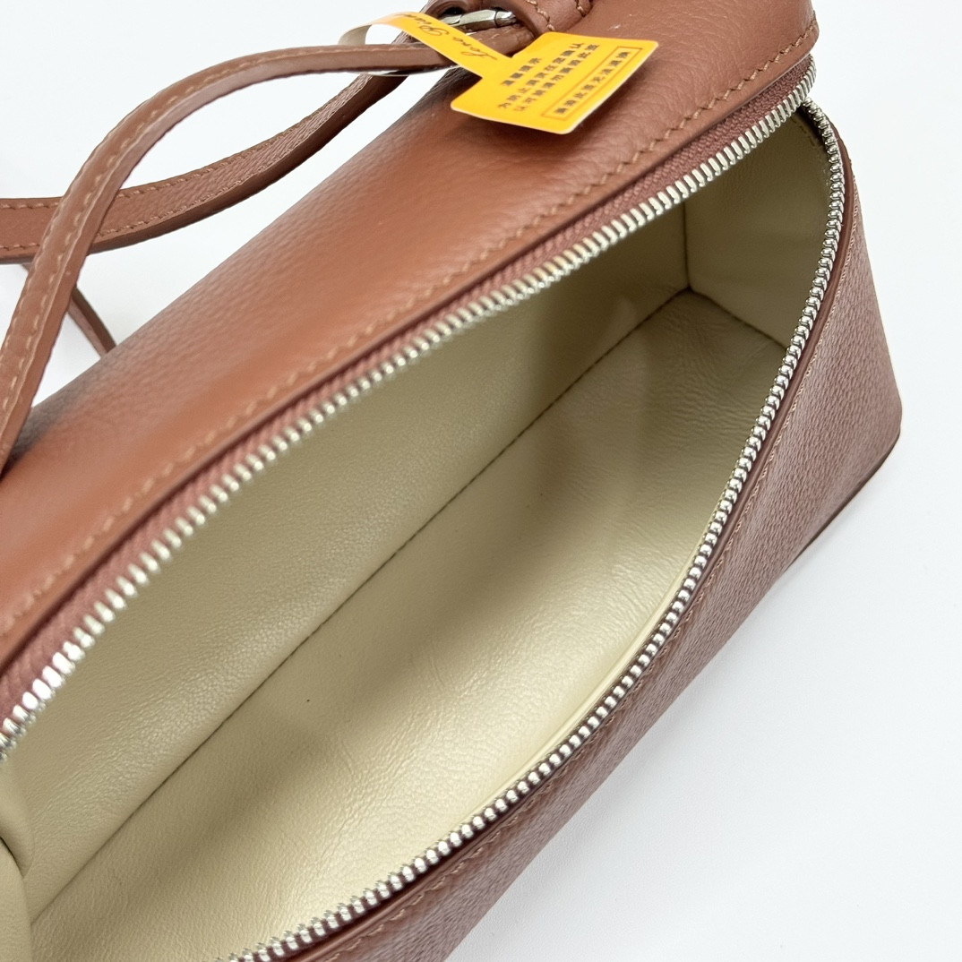L0r0 P1ana Extra Pocket L19 Grained Calfskin 11 x 19 x 6.5 cm