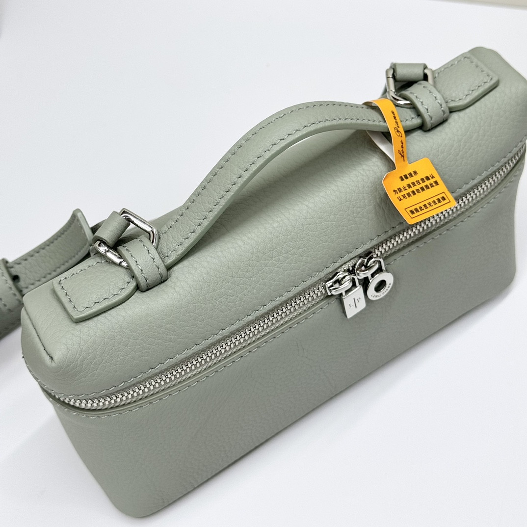 L0r0 P1ana Extra Pocket L19 Grained Calfskin 11 x 19 x 6.5 cm