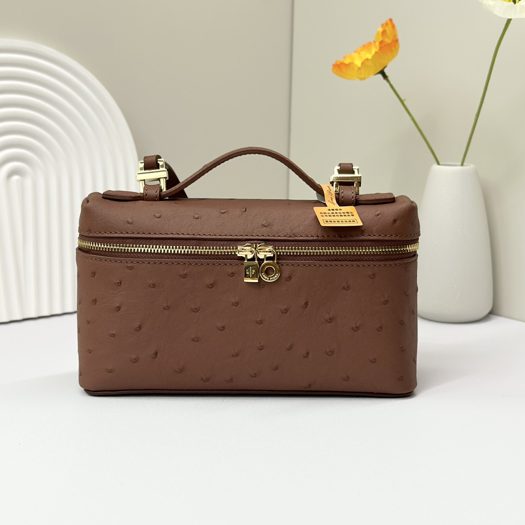 L0r0 P1ana Extra Pocket L19 Ostrich-grained Leather 11 x 19 x 6.5 cm