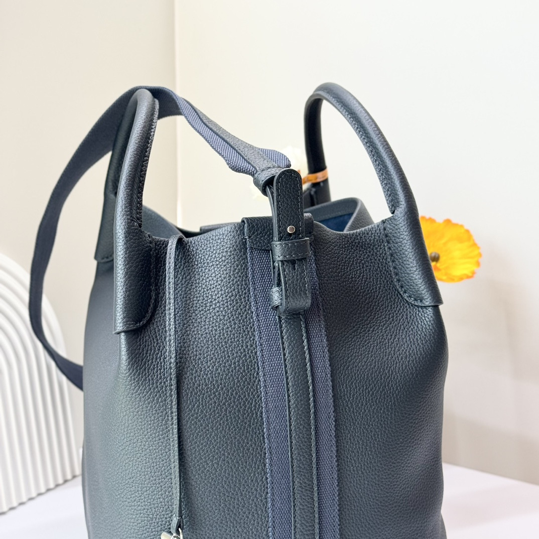 L0r0 P1ana Large Bale Bag Grained Calfskin 24 x 20 x 27 cm