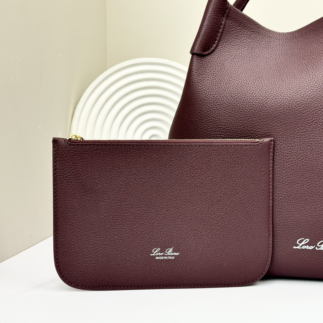L0r0 P1ana Large Bale Bag Grained Calfskin 24 x 20 x 27 cm