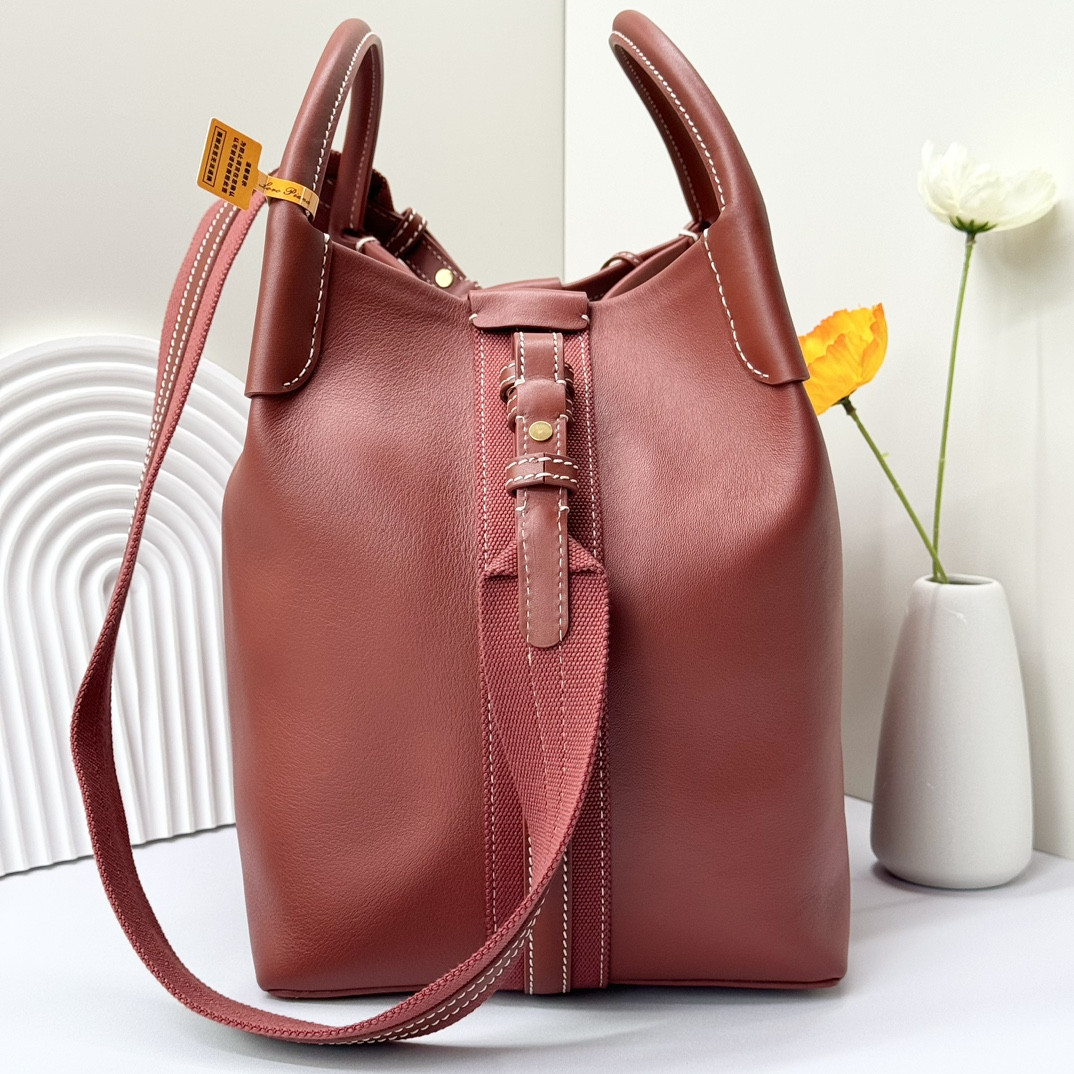 L0r0 P1ana Large Bale Bag Smooth Calfskin 24 x 20 x 27 cm