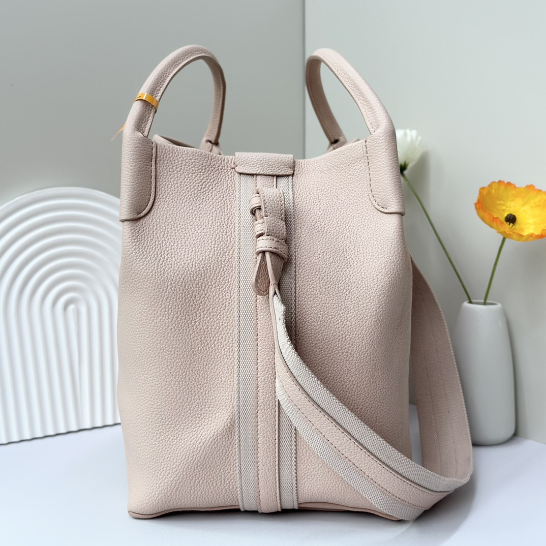 L0r0 P1ana Large Bale Bag Grained Calfskin 24 x 20 x 27 cm
