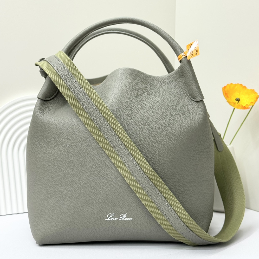 L0r0 P1ana Large Bale Bag Grained Calfskin 24 x 20 x 27 cm