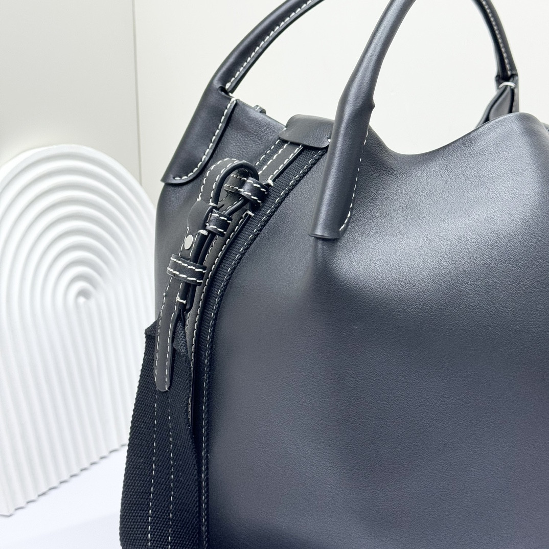 L0r0 P1ana Large Bale Bag Smooth Calfskin 24 x 20 x 27 cm