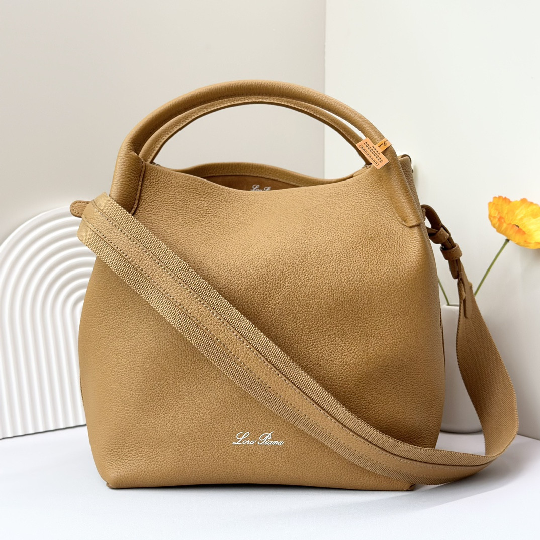 L0r0 P1ana Large Bale Bag Grained Calfskin 24 x 20 x 27 cm