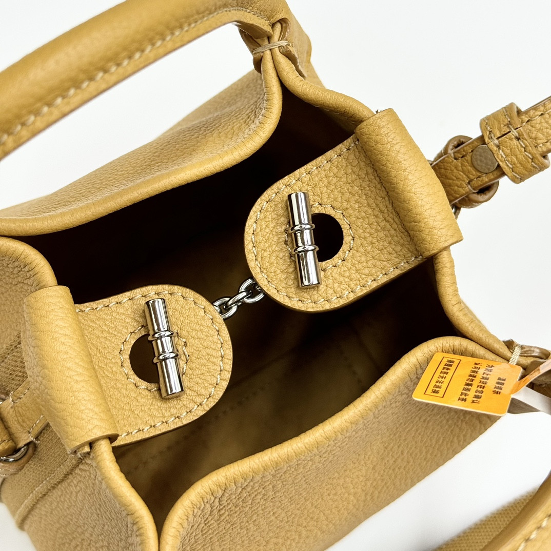 L0r0 P1ana Micro Bale Bag Grained Calfskin 23 x 16 x 14 cm