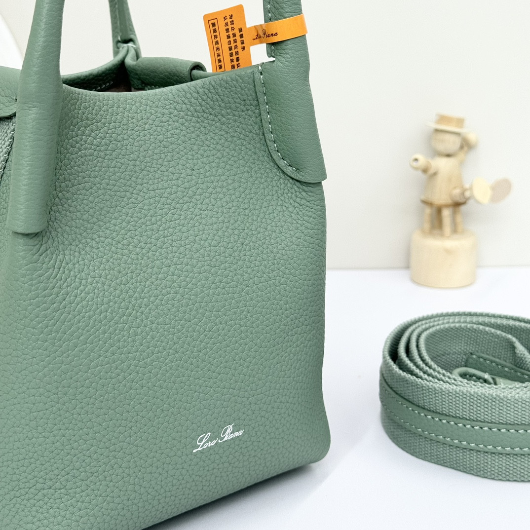 L0r0 P1ana Micro Bale Bag Grained Calfskin 23 x 16 x 14 cm