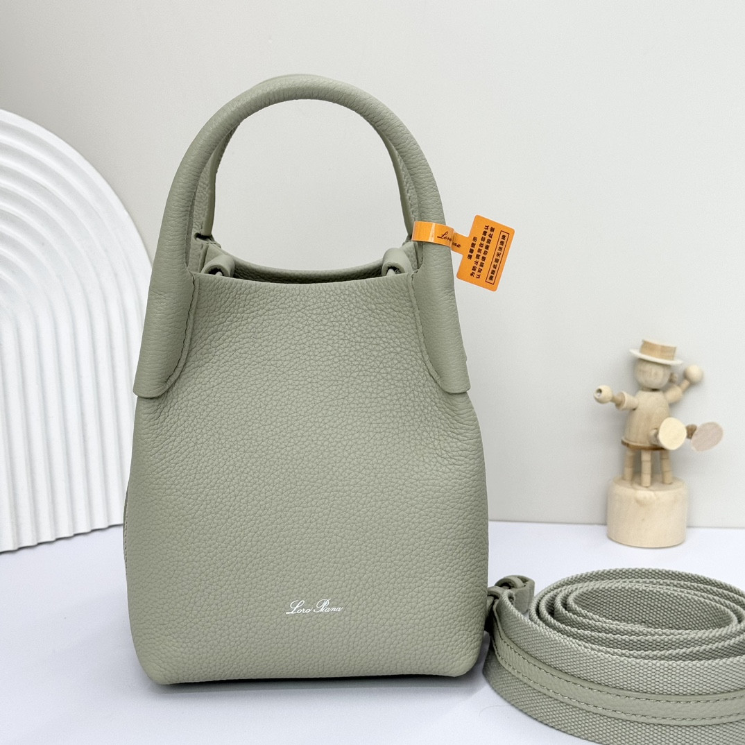 L0r0 P1ana Micro Bale bag Grained Calfskin 23 x 16 x 14 cm