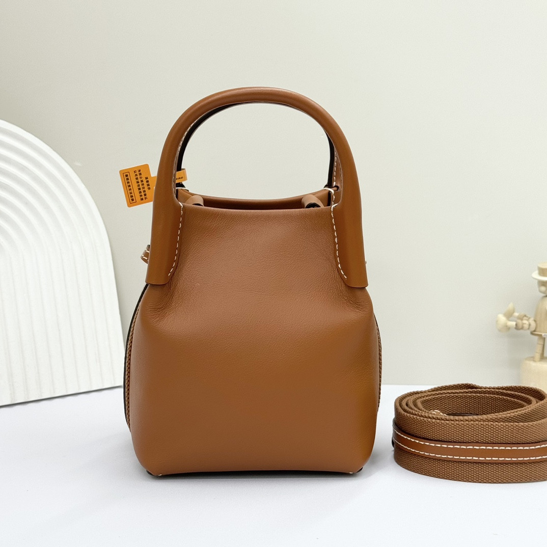 L0r0 P1ana Micro Bale bag Smooth Calfskin 23 x 16 x 14 cm