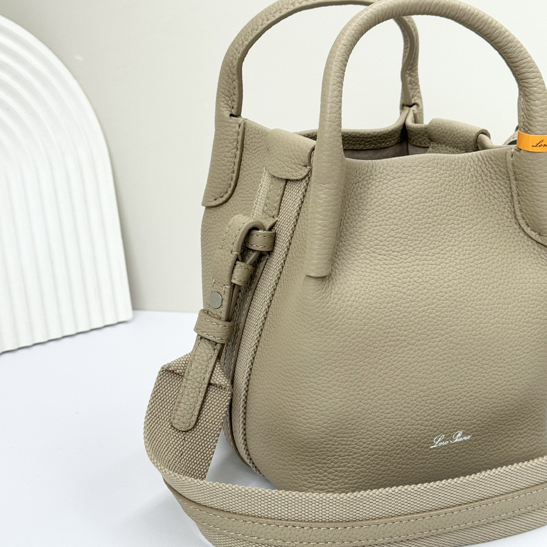 L0r0 P1ana Micro Bale bag Grained Calfskin 23 x 16 x 14 cm