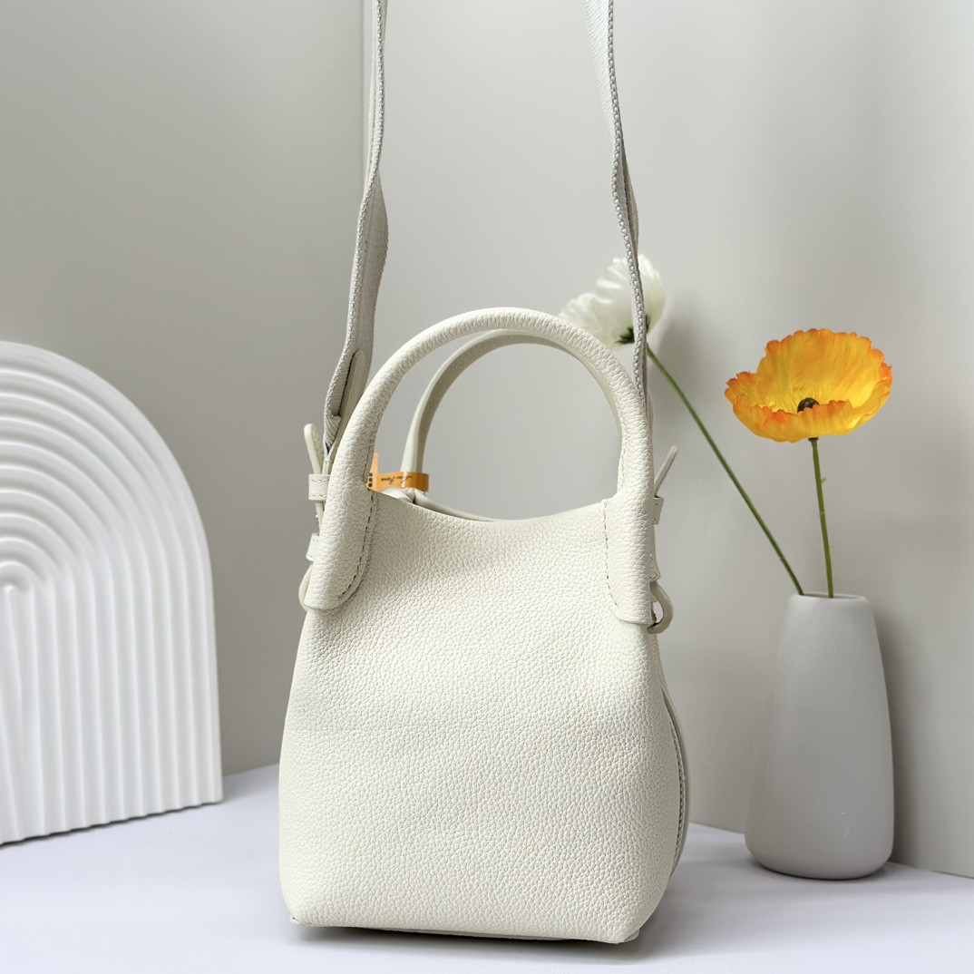 L0r0 P1ana Micro Bale bag Grained Calfskin 23 x 16 x 14 cm