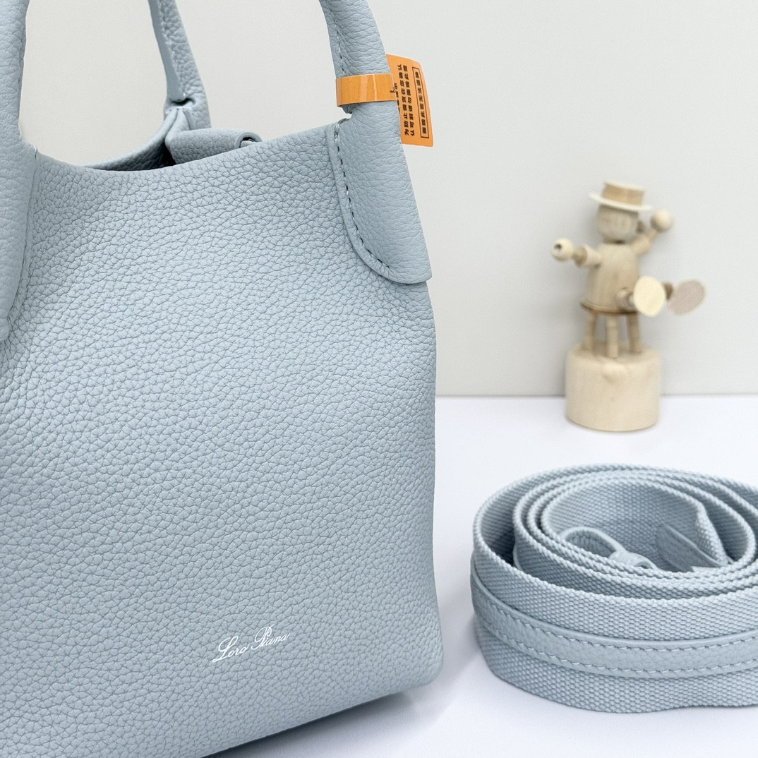 L0r0 P1ana Micro Bale bag Grained Calfskin 23 x 16 x 14 cm