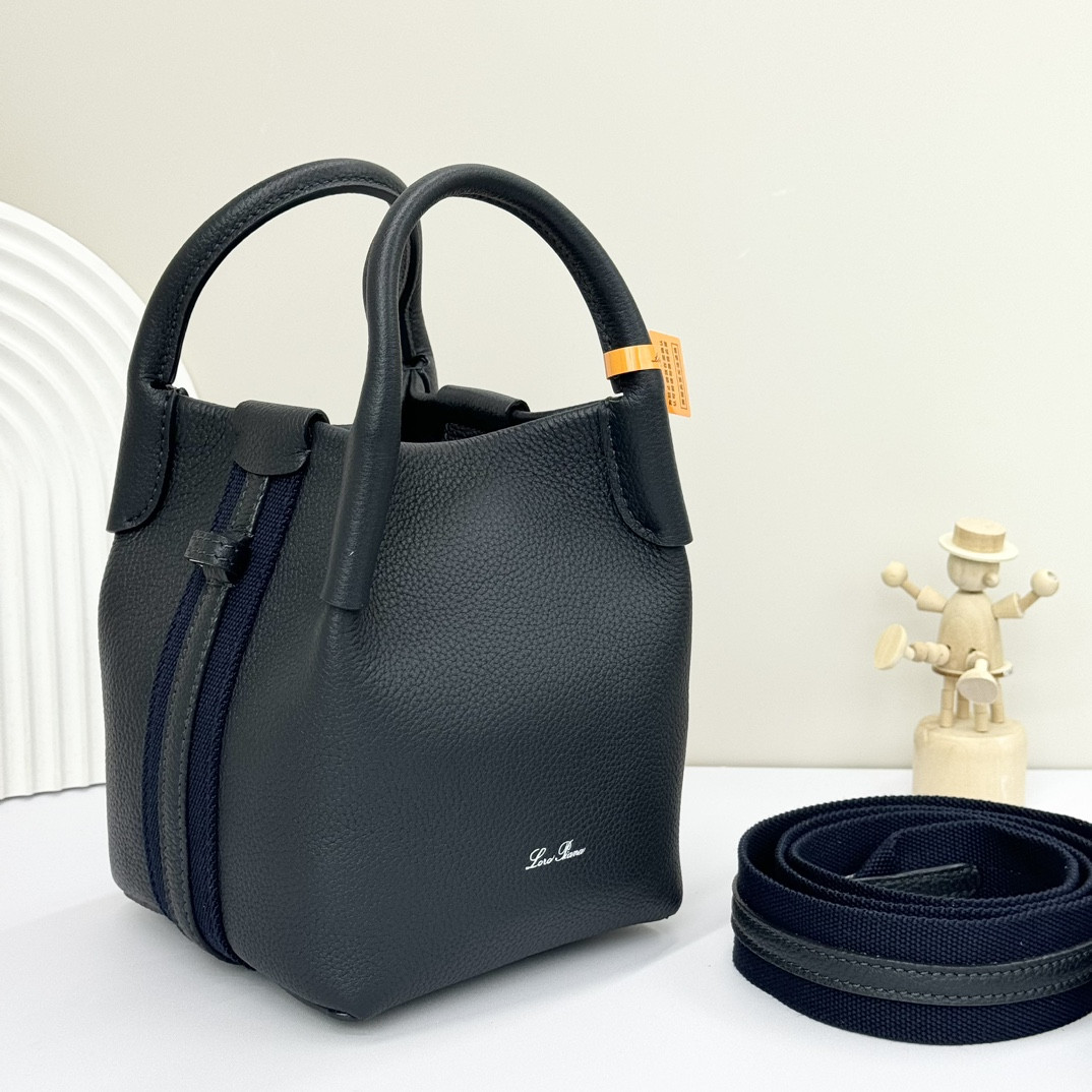 L0r0 P1ana Micro Bale bag Grained Calfskin 23 x 16 x 14 cm
