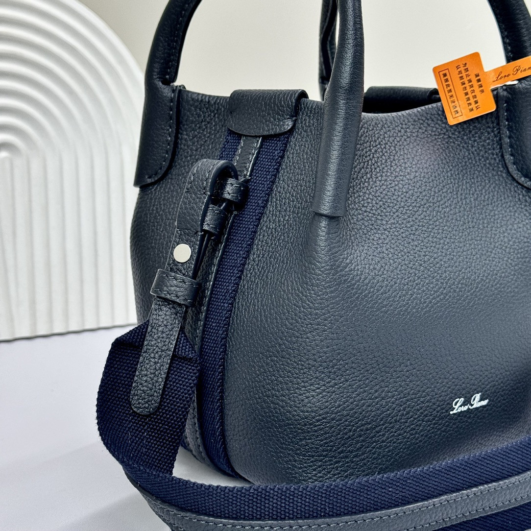 L0r0 P1ana Micro Bale bag Grained Calfskin 23 x 16 x 14 cm