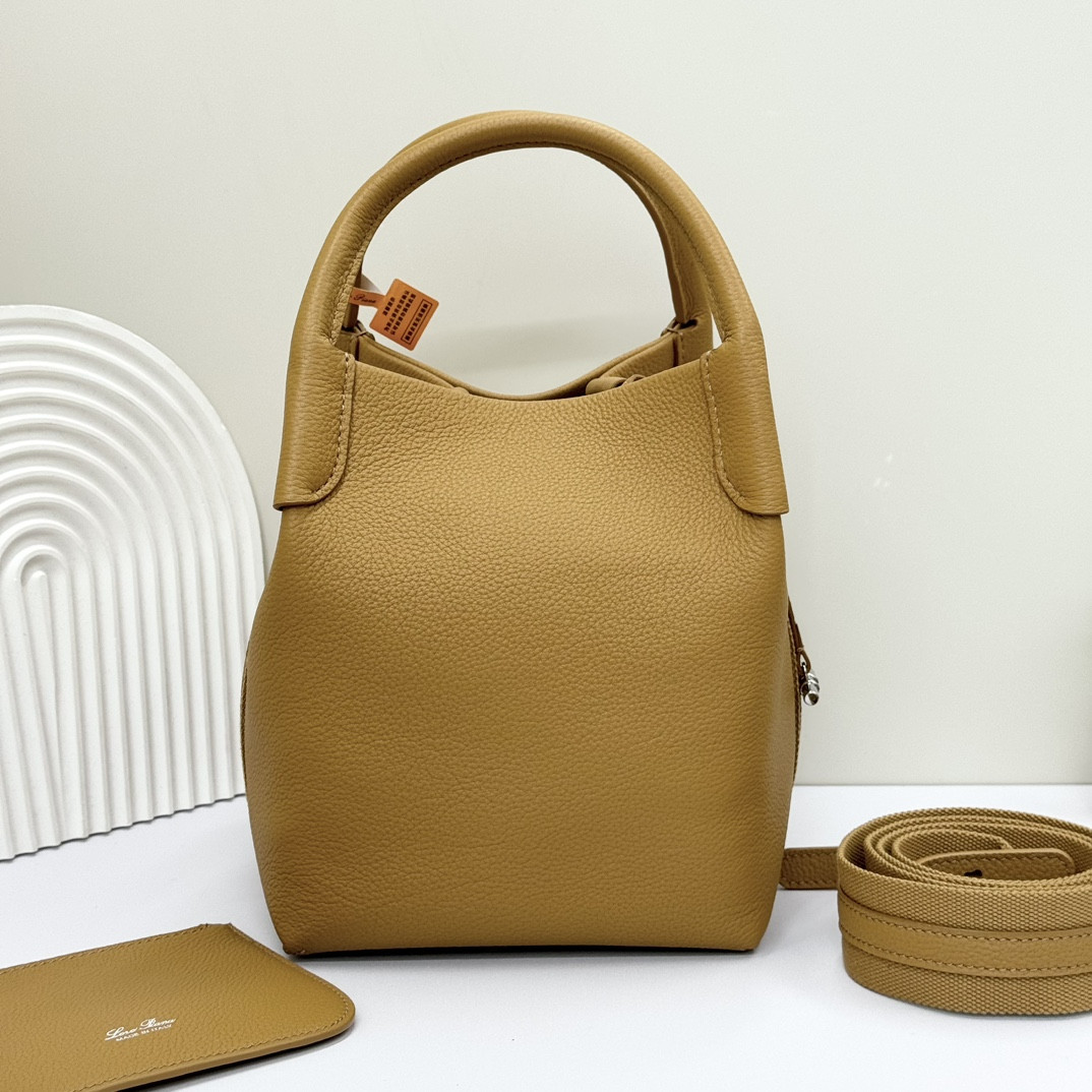 L0r0 P1ana Small Bale Bag Grained Calfskin 17 x 17 x 21 cm