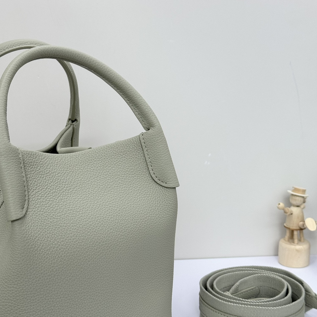 L0r0 P1ana Small Bale Bag Grained Calfskin 17 x 17 x 21 cm