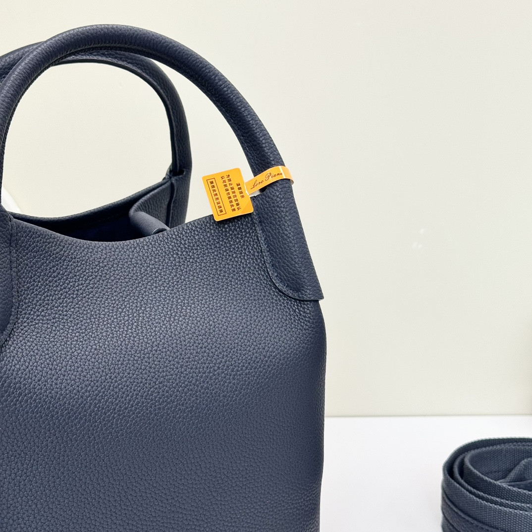 L0r0 P1ana Small Bale Bag Calfskin 17 x 17 x 21 cm