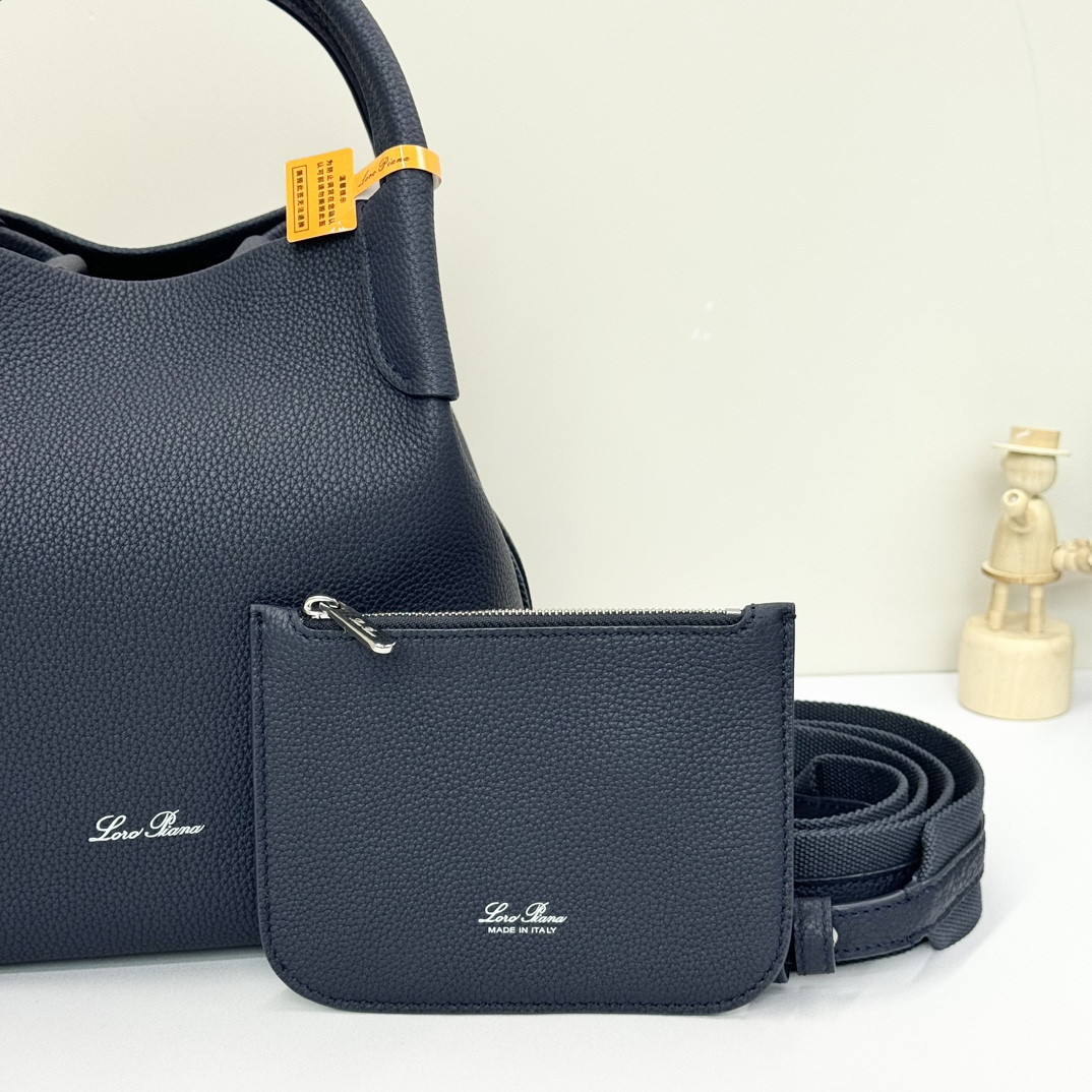 L0r0 P1ana Small Bale Bag Calfskin 17 x 17 x 21 cm