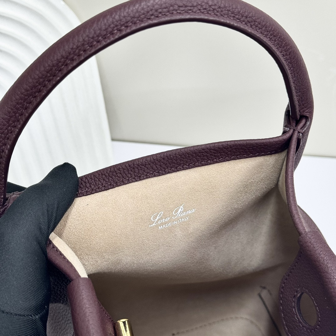 L0r0 P1ana Small Bale Bag Grained Calfskin 17 x 17 x 21 cm