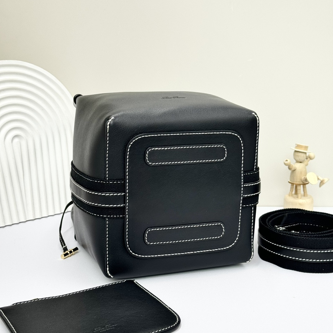 L0r0 P1ana Small Bale Bag Calfskin 17 x 17 x 21 cm