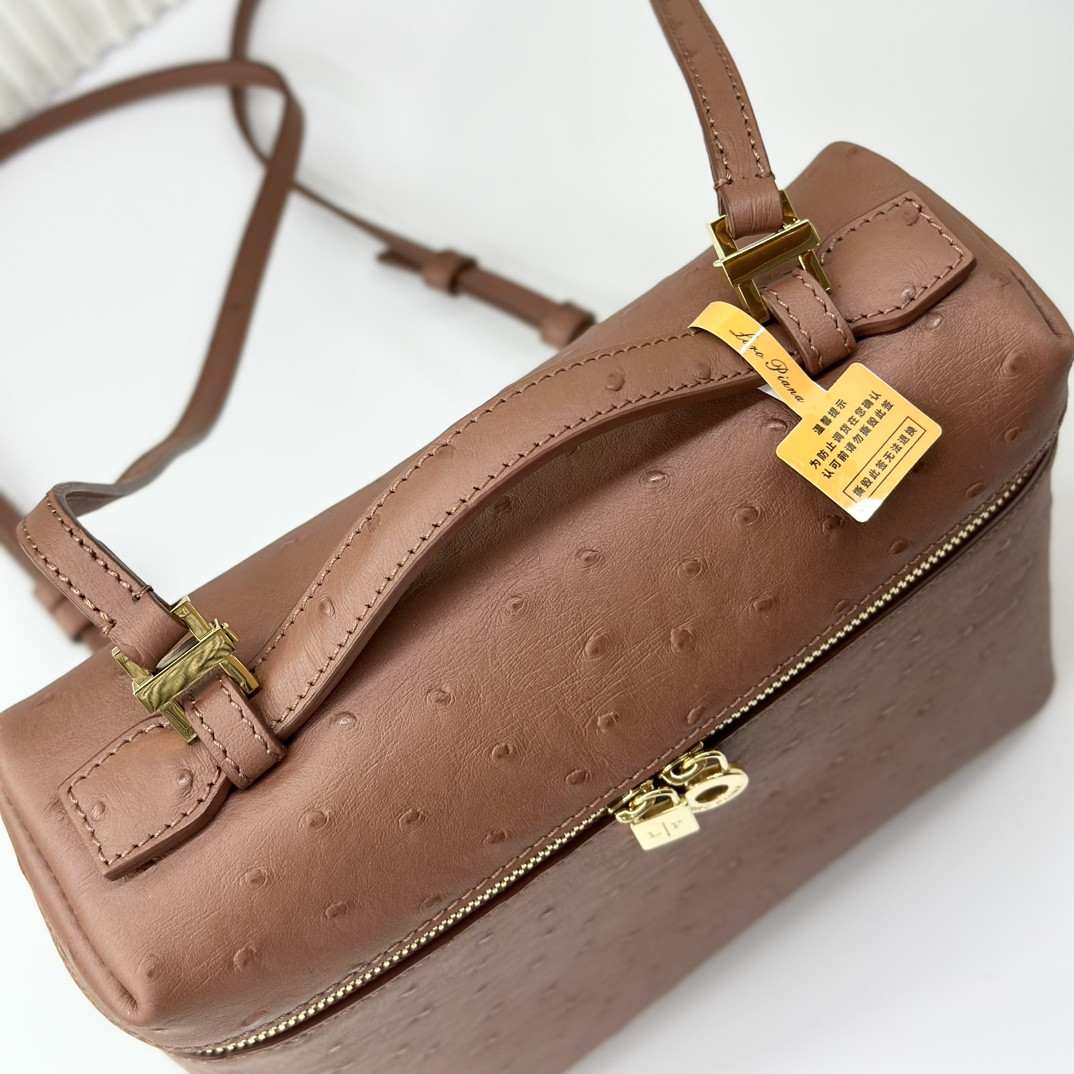 L0r0 P1ana Extra Pocket backpack L23.5 Ostrich-grained Leather 23 x 21 x 8 cm