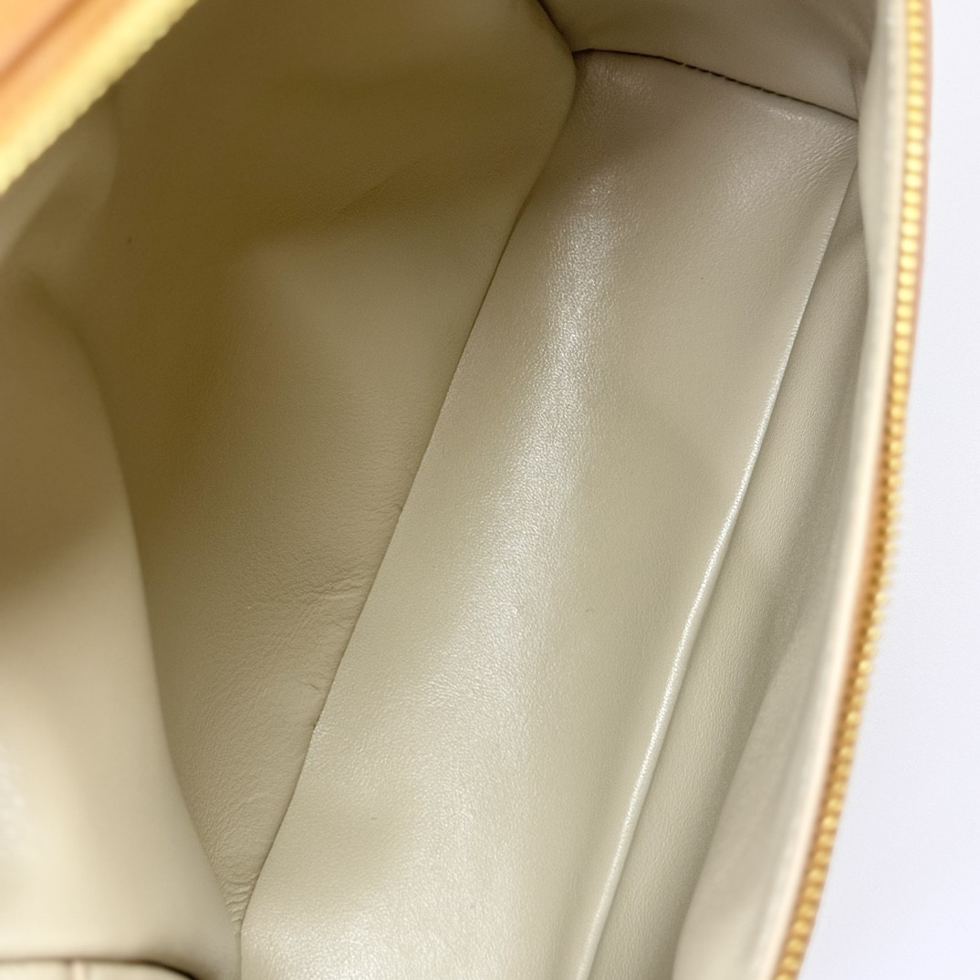 L0r0 P1ana Extra Pocket backpack L23.5 Ostrich-grained Leather 23 x 21 x 8 cm