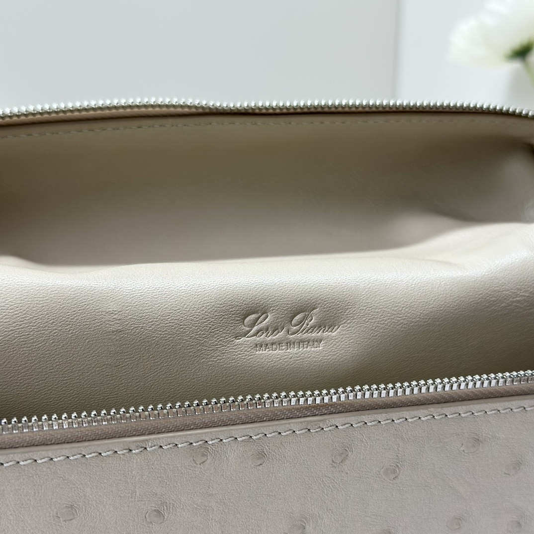 L0r0 P1ana Extra Pocket backpack L23.5 Ostrich-grained Leather 23 x 21 x 8 cm