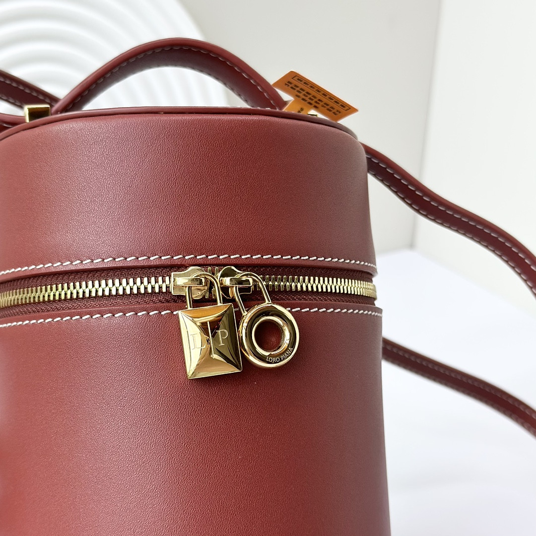 L0r0 P1ana Extra Case Smooth Calfskin 12 x16 x12cm