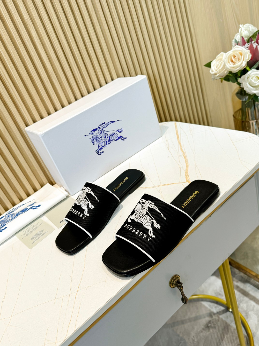 UA Bv*b*rry Slides