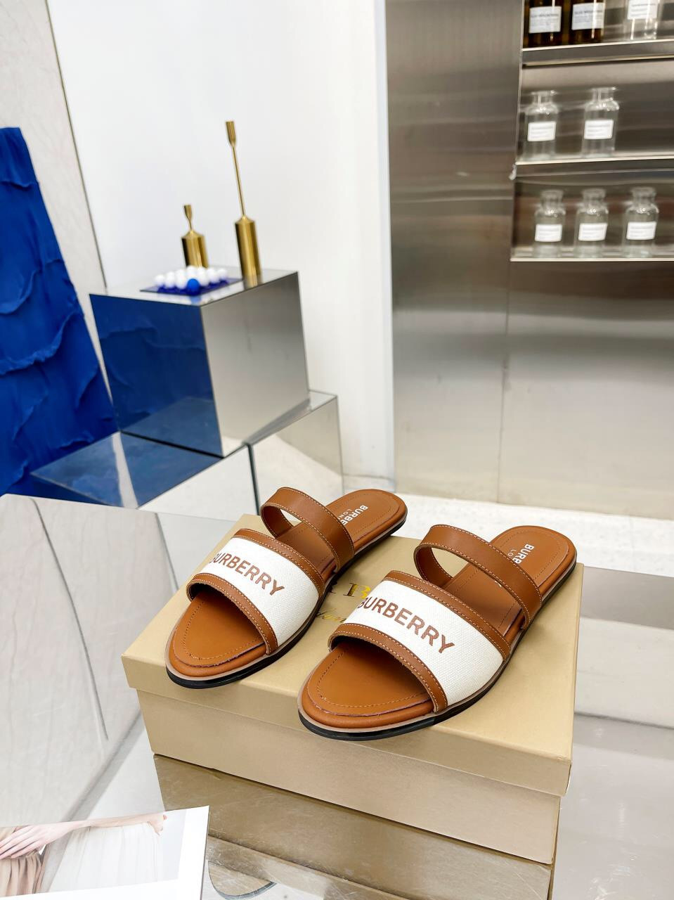 UA Bv*b*rry Slides