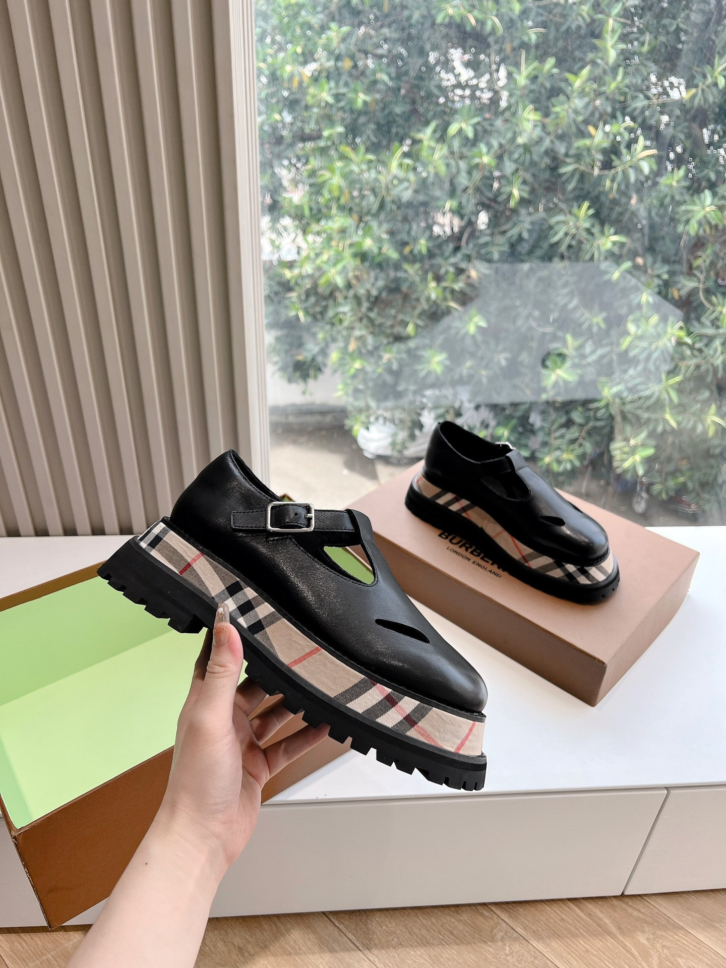 UA Bv*b*rry Check Leather Flats
