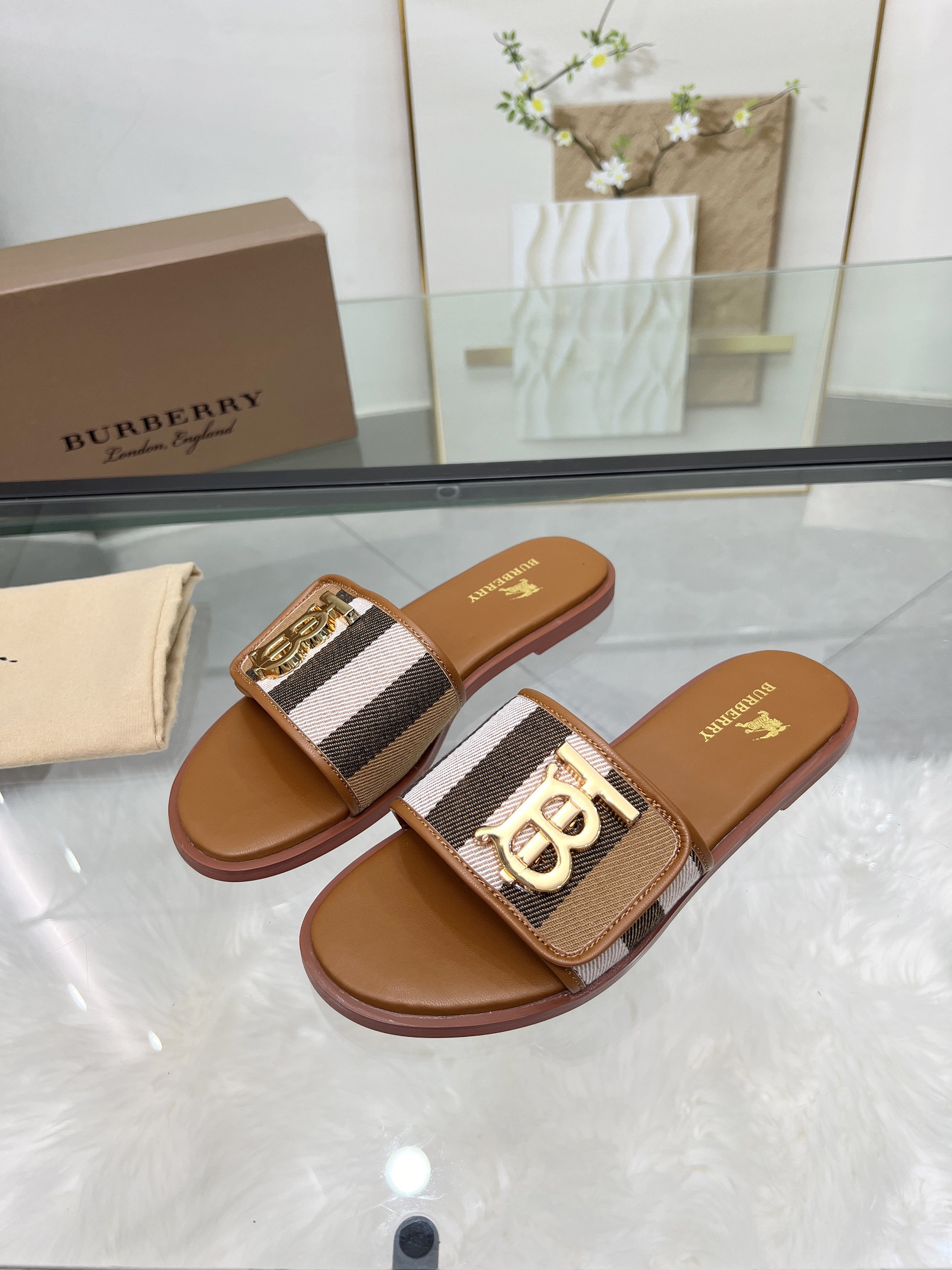 UA Bv*b*rry Slides