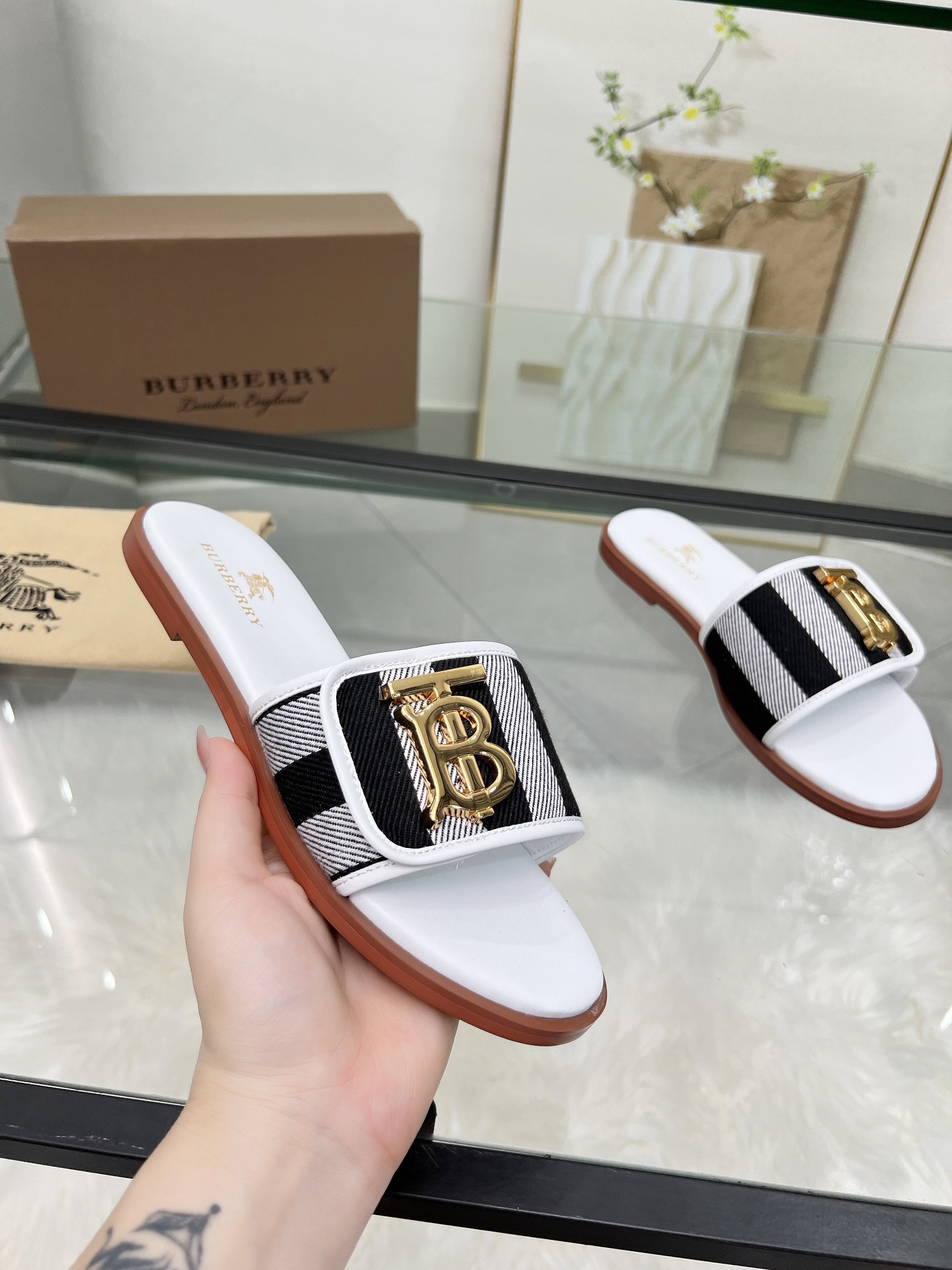 UA Bv*b*rry Slides
