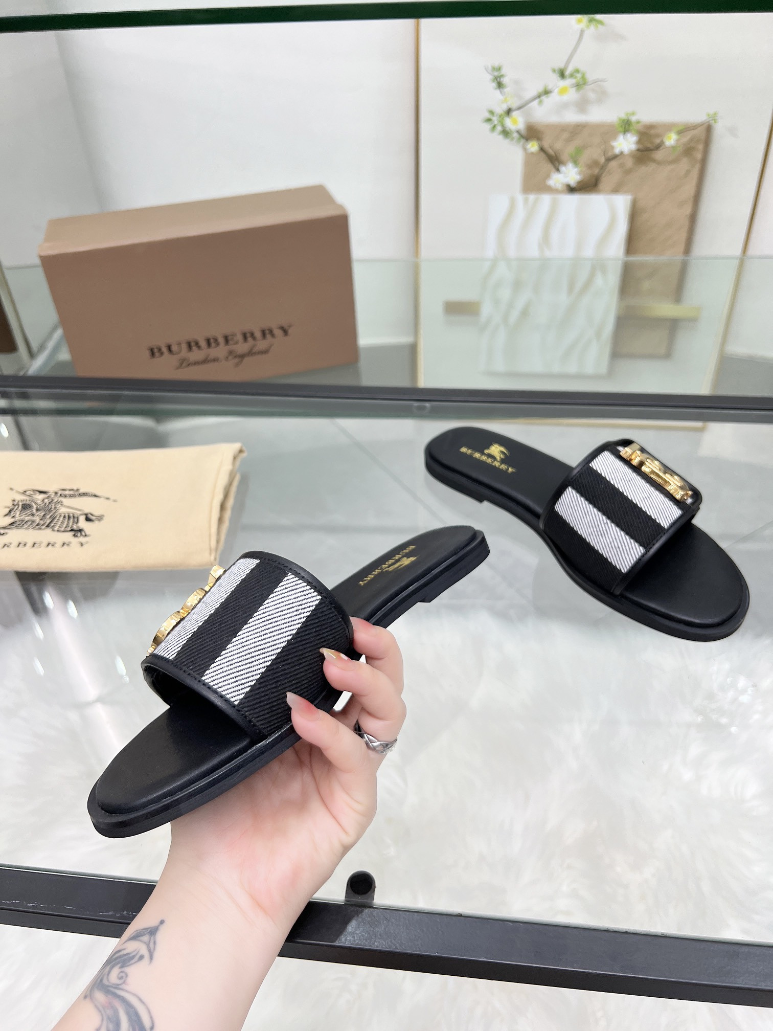 UA Bv*b*rry Slides