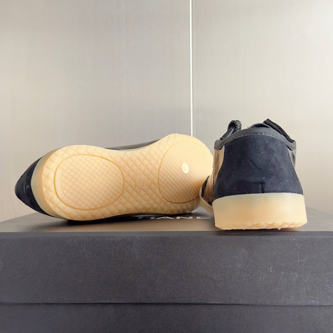 UA Ch**el SNEAKER
