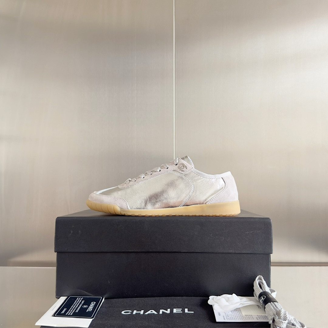 UA Ch**el SNEAKER
