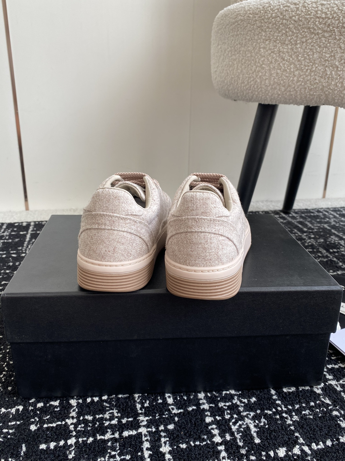 UA Ch**el SNEAKER