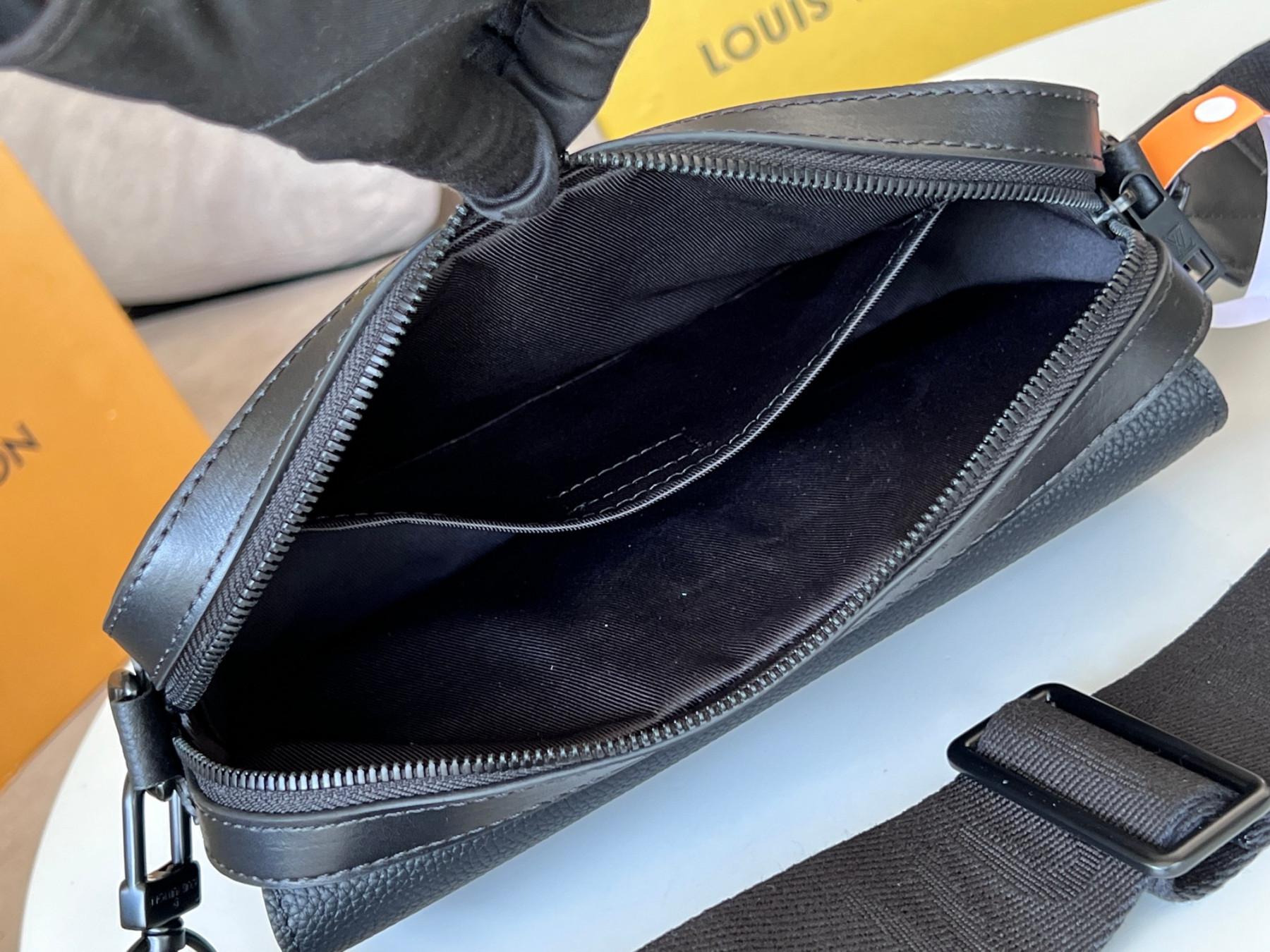 LV Fastline Messenger M22482 23.5×18×7CM