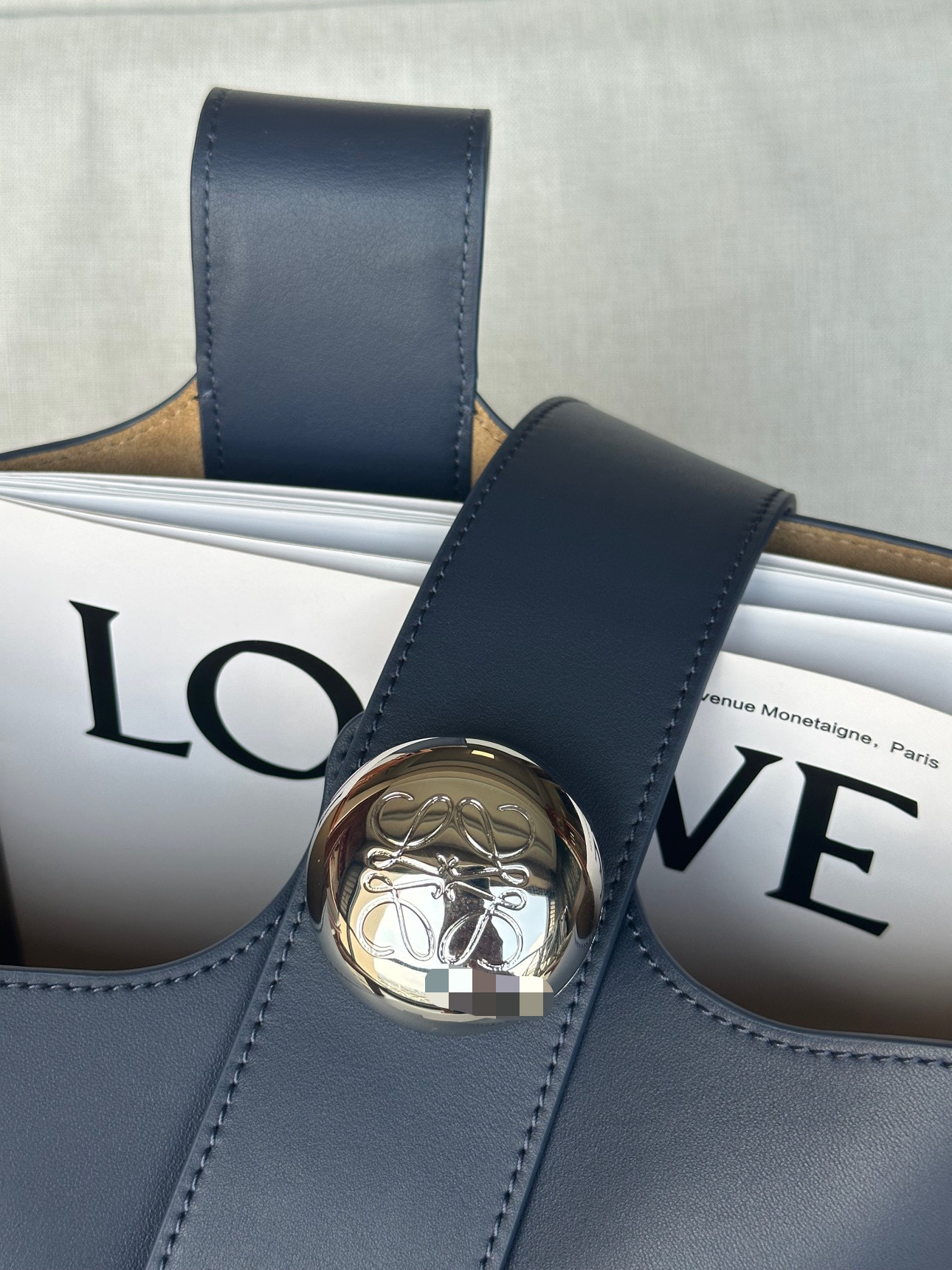 L0ew* Medium Pebble bucket in mellow calfskin 24.5x23.5x28cm