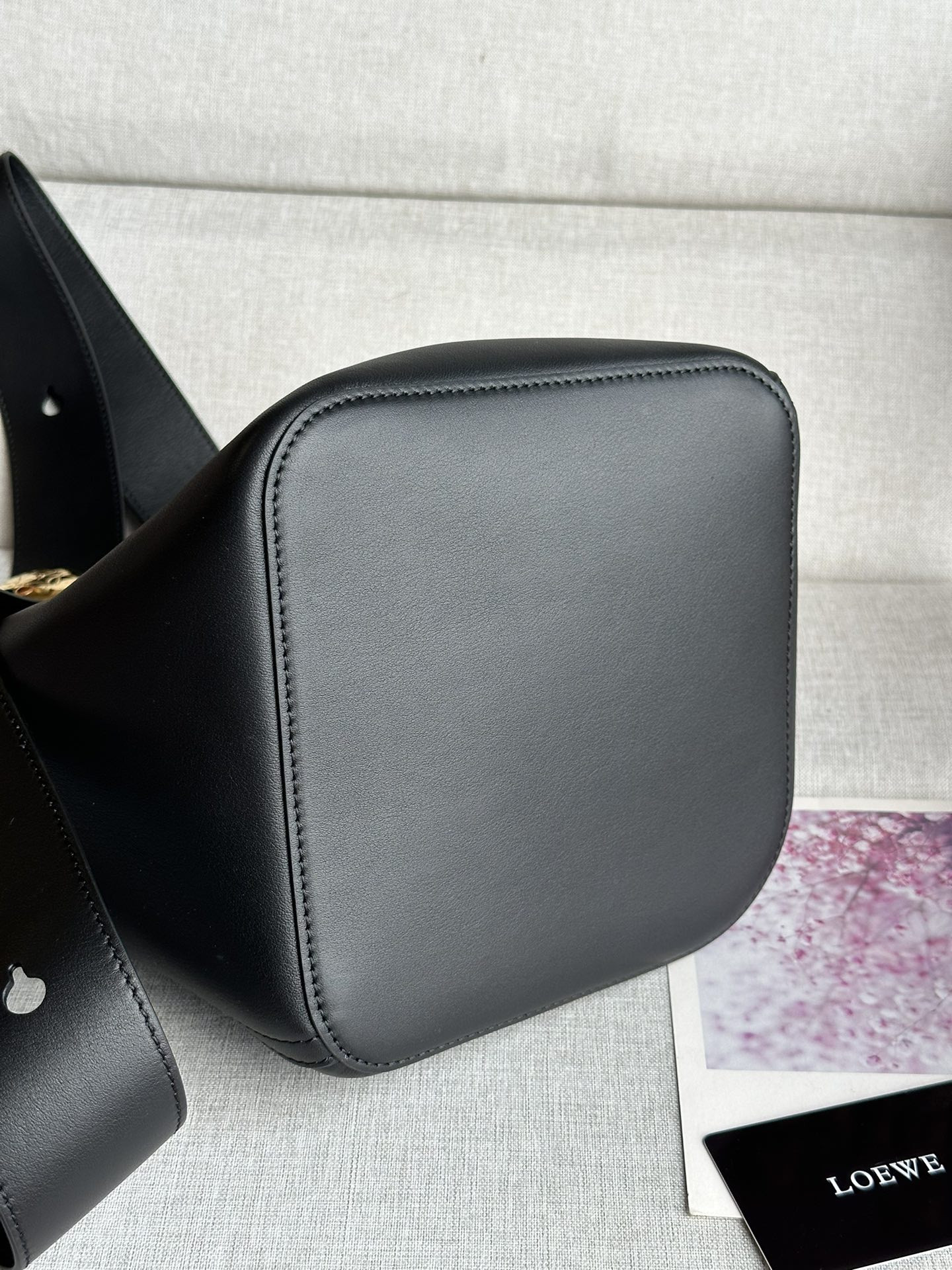L0ew* Medium Pebble bucket in mellow calfskin 24.5x23.5x28cm