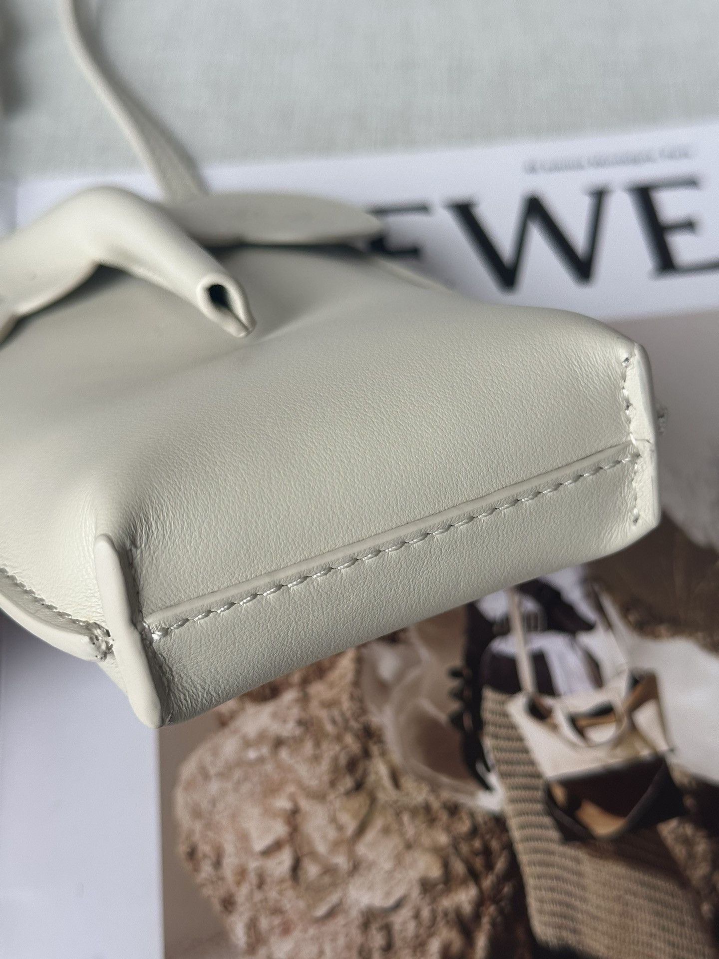 L0ew* Elephant Pocket in classic calfskin 18x8x4cm