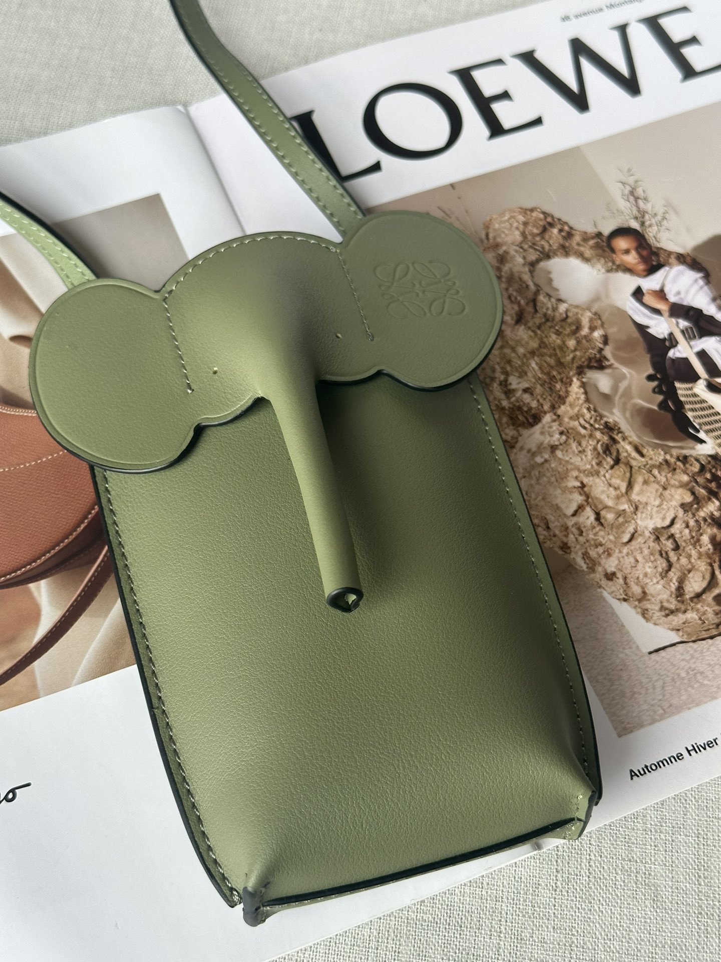 L0ew* Elephant Pocket in classic calfskin 18x8x4cm
