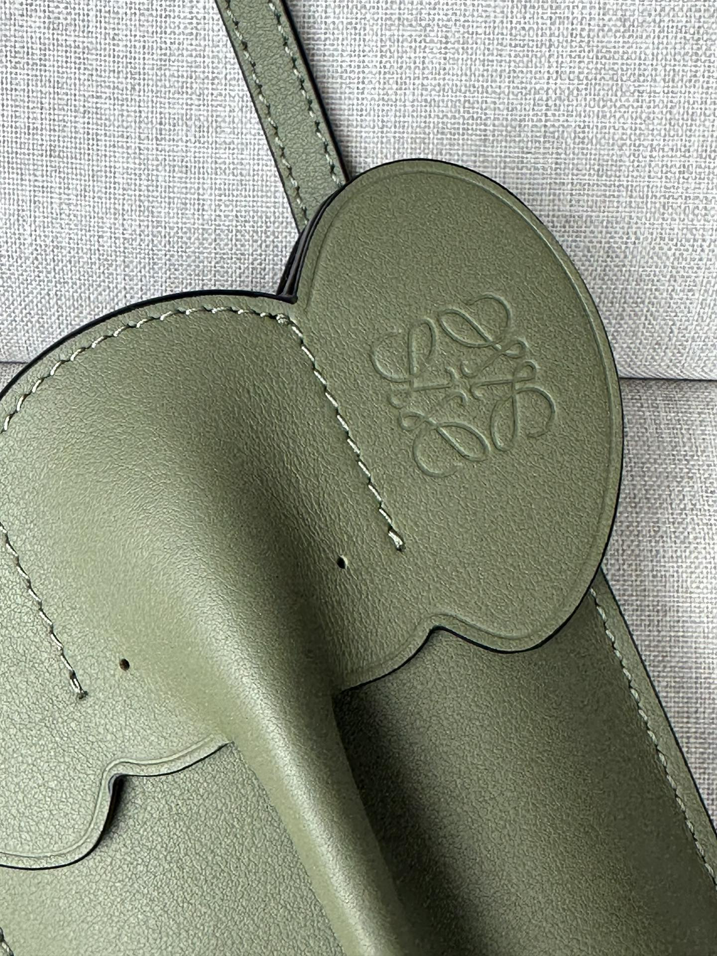 L0ew* Elephant Pocket in classic calfskin 18x8x4cm