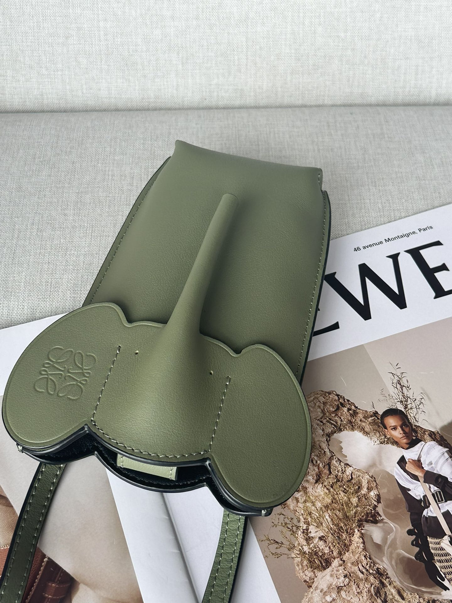 L0ew* Elephant Pocket in classic calfskin 18x8x4cm