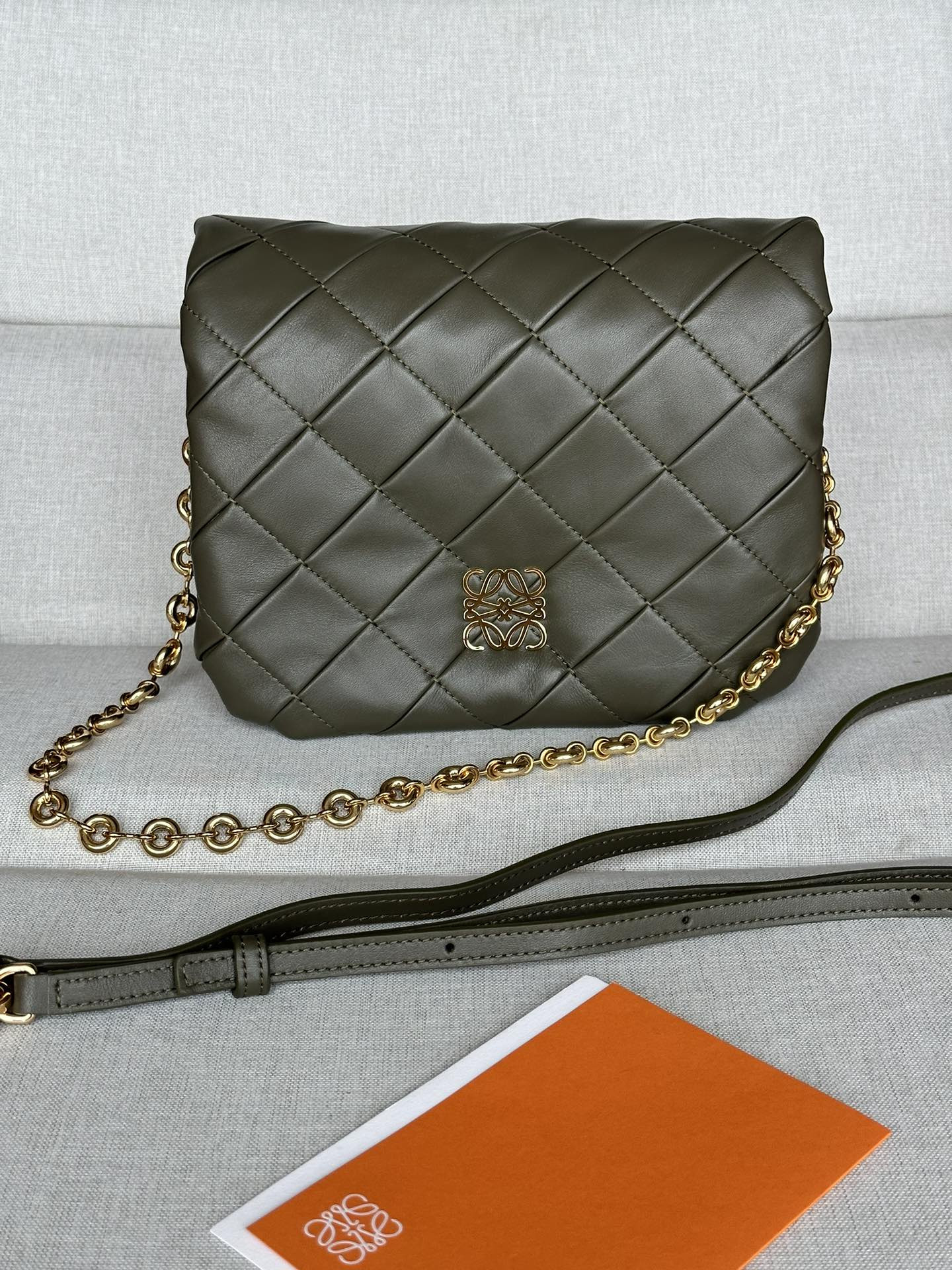 L0ew* Puffer Goya in pleated shiny nappa lambskin 23x17x9cm