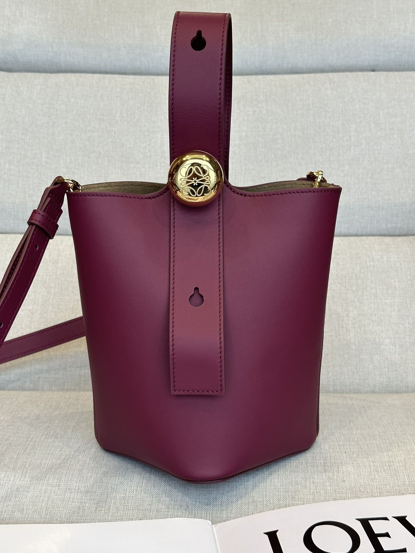L0ew* Mini Pebble bucket in mellow calfskin 19.5x16x16cm