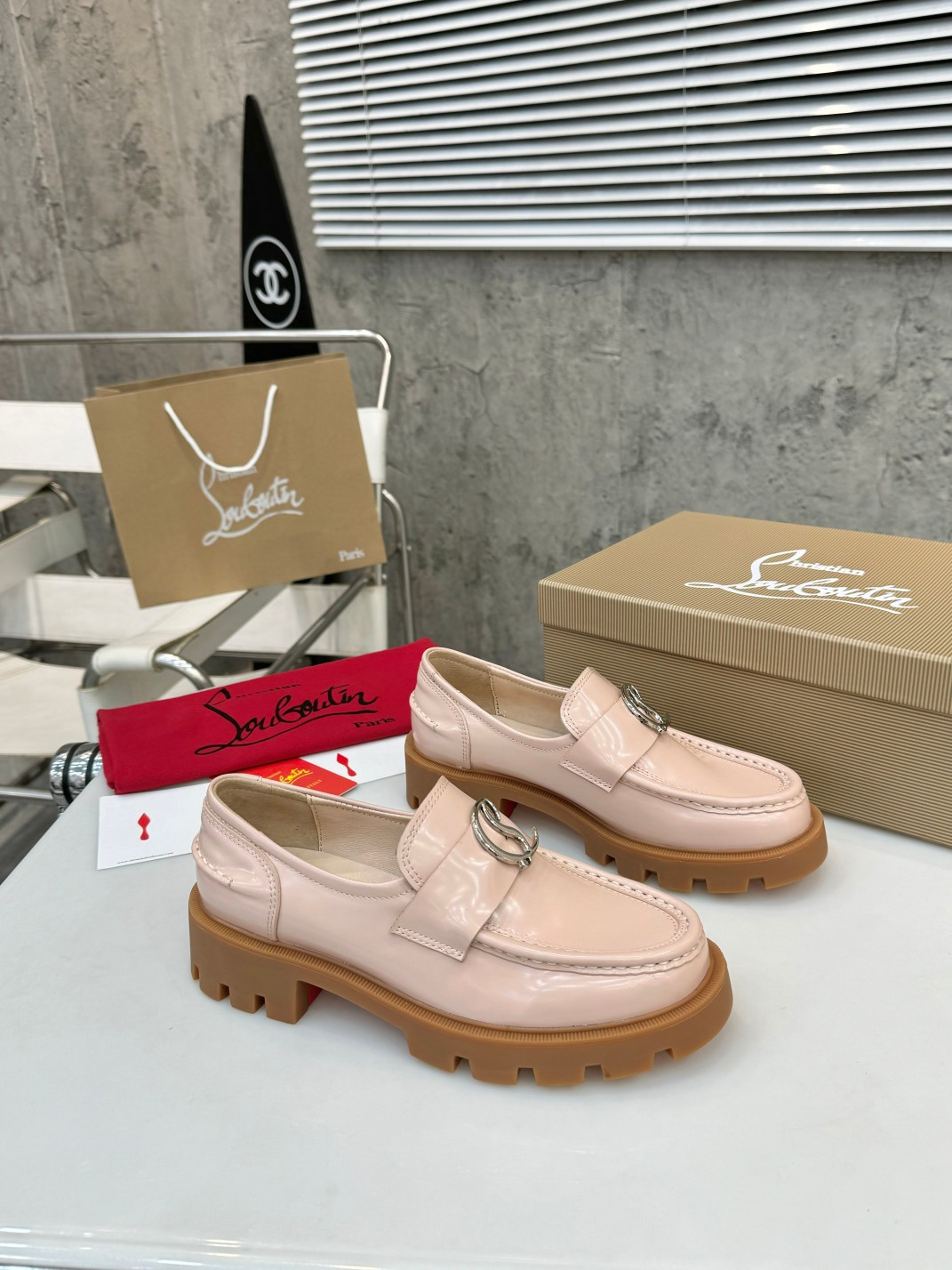 UA Chr1st1an Louboutin(CL) logo design,the latest runway version of the red-soled shoes
