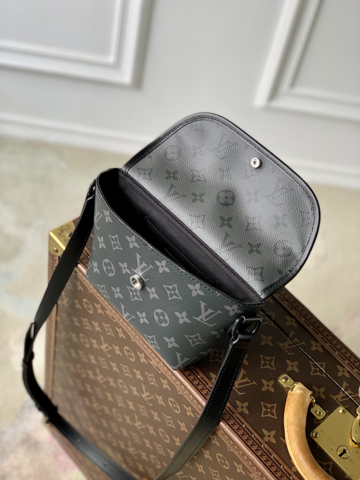 LV Pulse Wearable Wallet M12806  16 x 5 x 22.5 cm