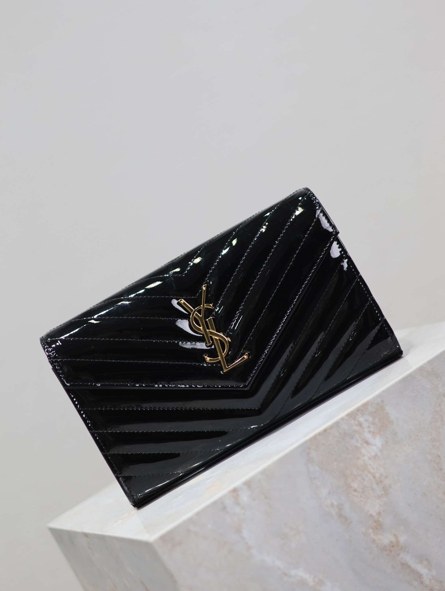 Y51 Cassandra Monogram Classic Chain Wallet in patent leather 22.5 x 14 x 4cm